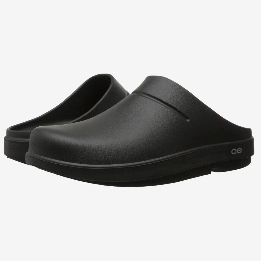 Oofos Oocloog in Black Size 6M / 8W
